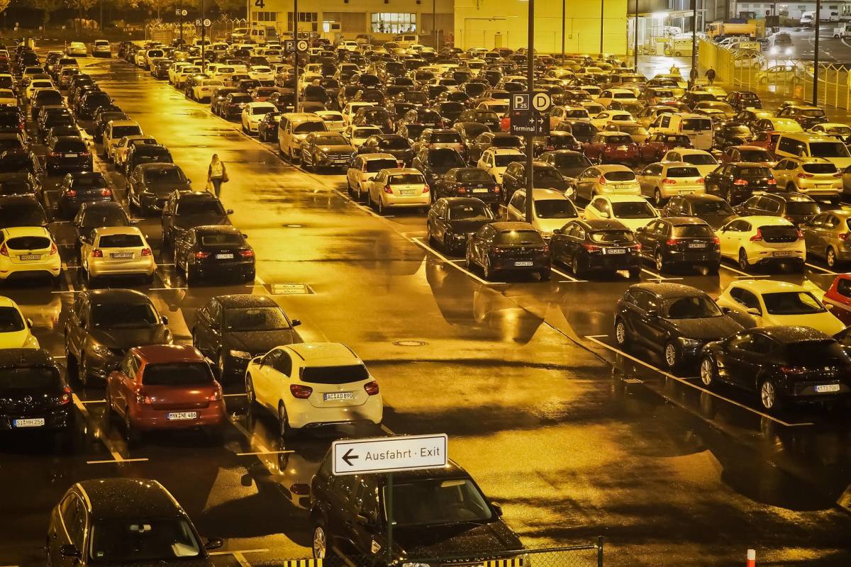 Jak rozpoznać legalnie działający parking przy lotnisku?