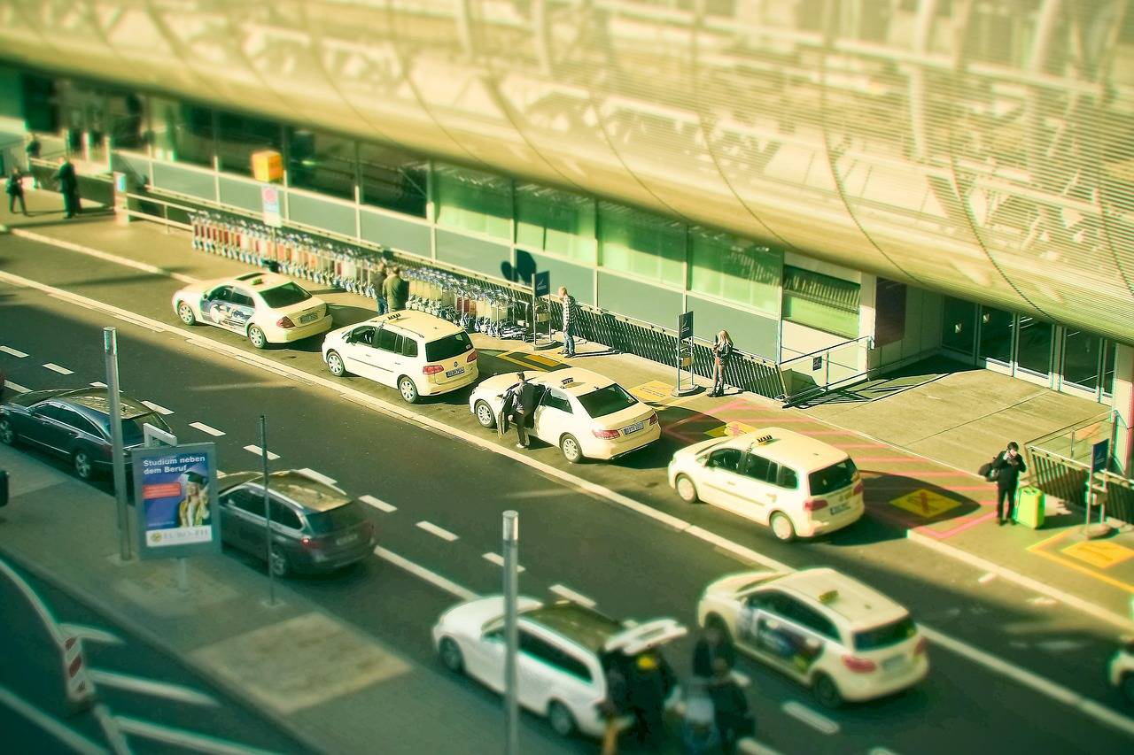 Parking przy lotnisku a taksówka – co wychodzi taniej przy dłuższej podróży