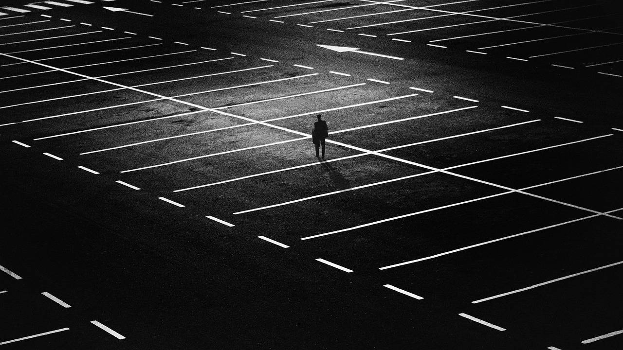 Parking przy lotnisku a podróż w godzinach nocnych – na co uważać