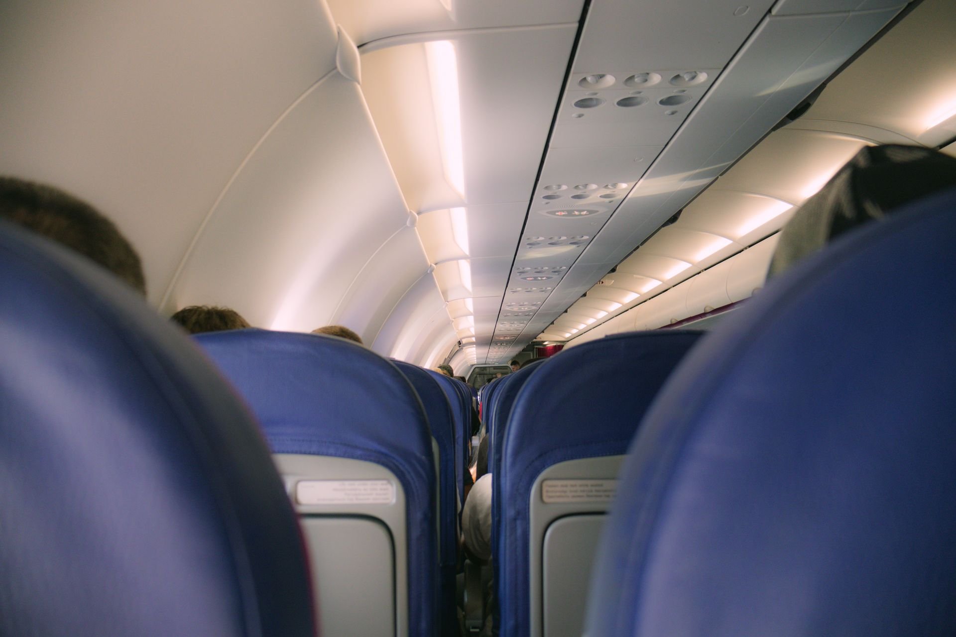 Jak wybrać najlepsze miejsce w samolocie – poradnik (LOT, Ryanair, Wizz Air, flydubai, Emirates)