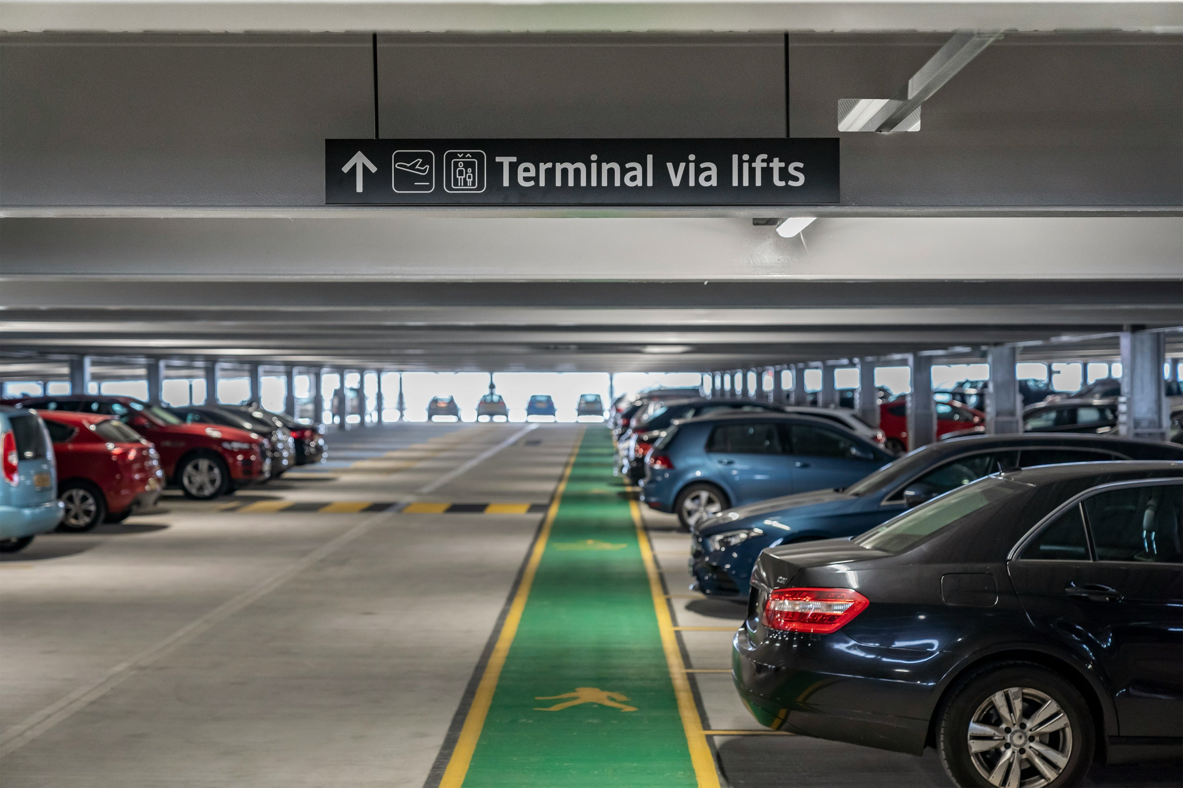 Parking strzeżony vs dozorowany: Który wybrać przy lotnisku?