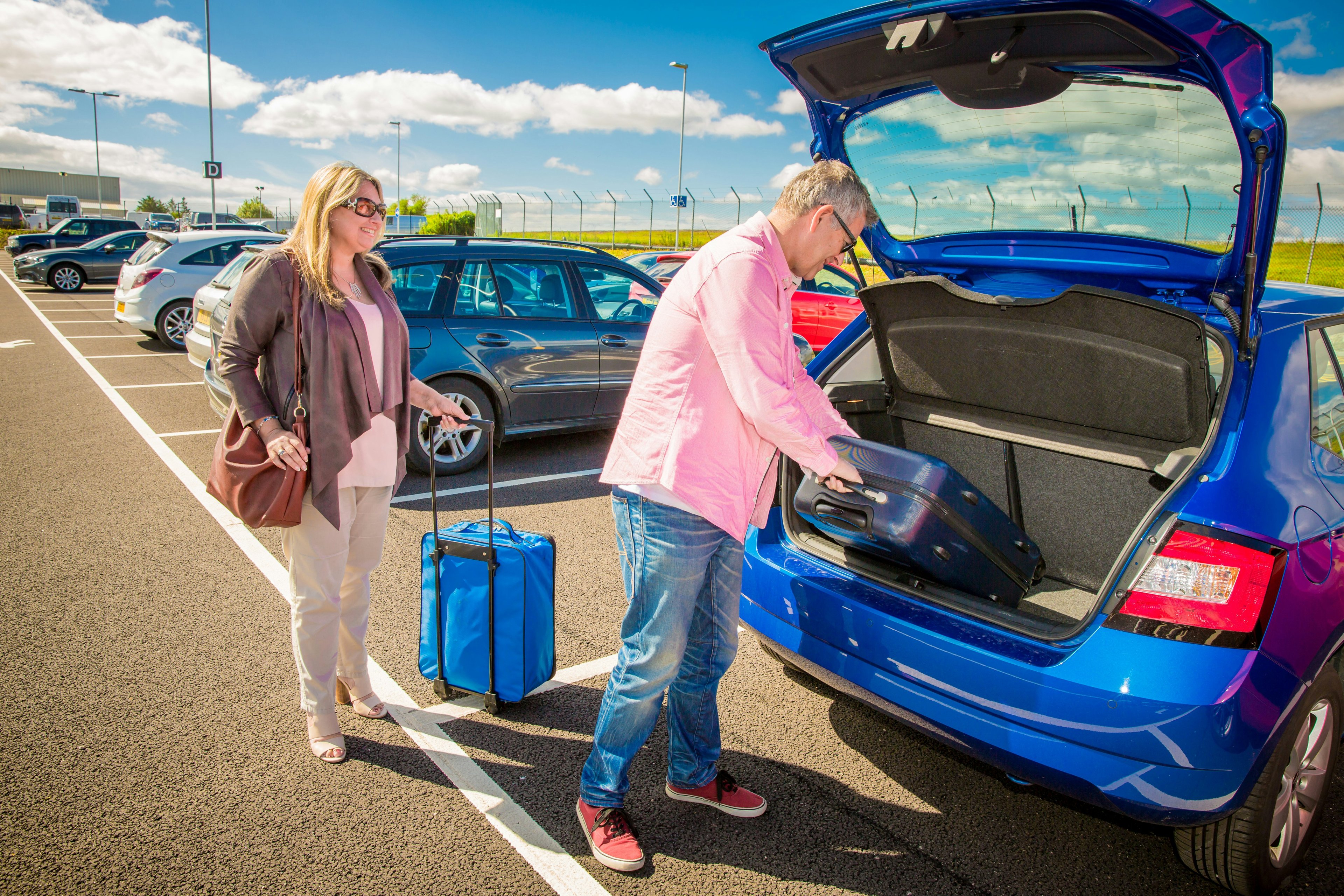 Parking strzeżony vs niestrzeżony przy lotnisku