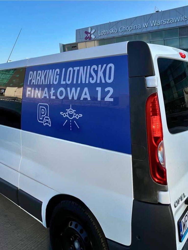 Parking Lotnisko Finałowa 12