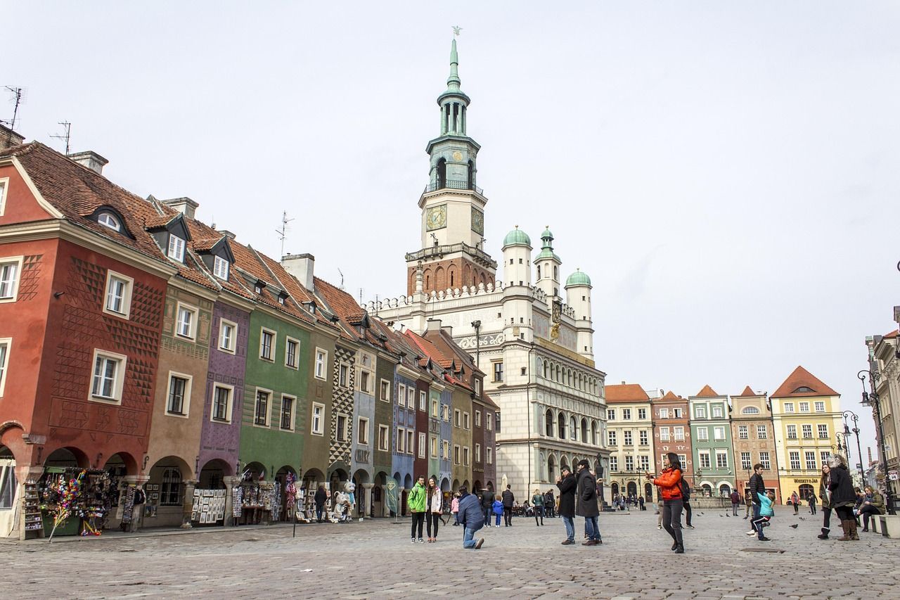 Bezpłatny parking przy lotnisku Poznań-Ławica – gdzie zaparkować za darmo i na co zwrócić uwagę?