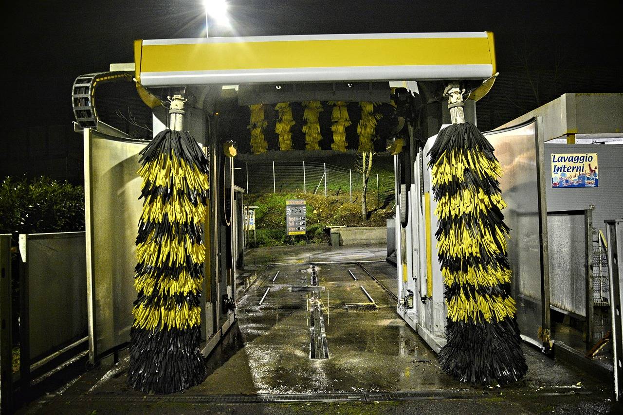 Czy warto wybierać parking z myjnią lub dodatkowymi usługami?