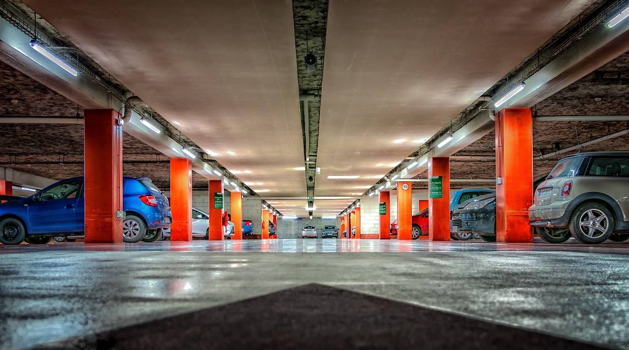 Parking długo- i krótkoterminowy przy lotnisku – który wybrać