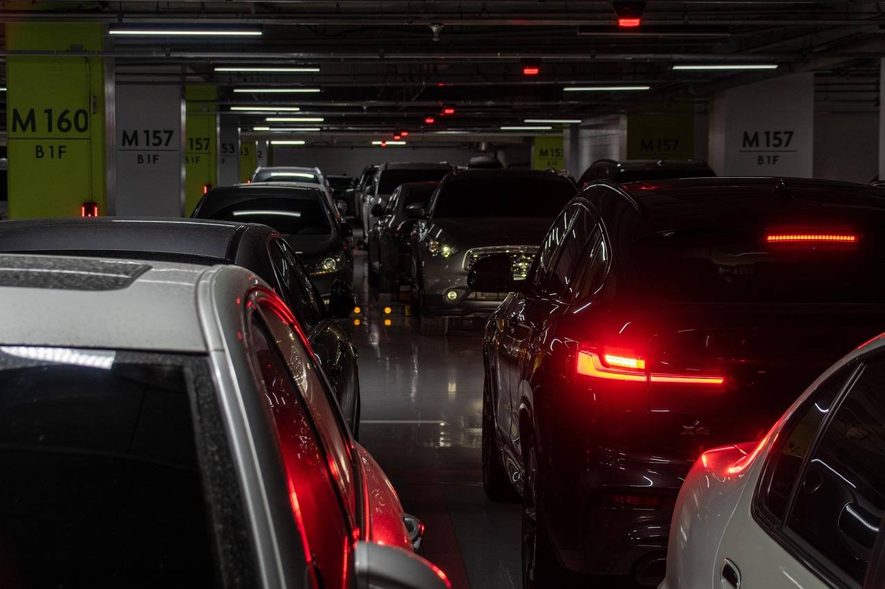 Jak działa parking przy lotnisku i czym różni się od zwykłego parkingu miejskiego